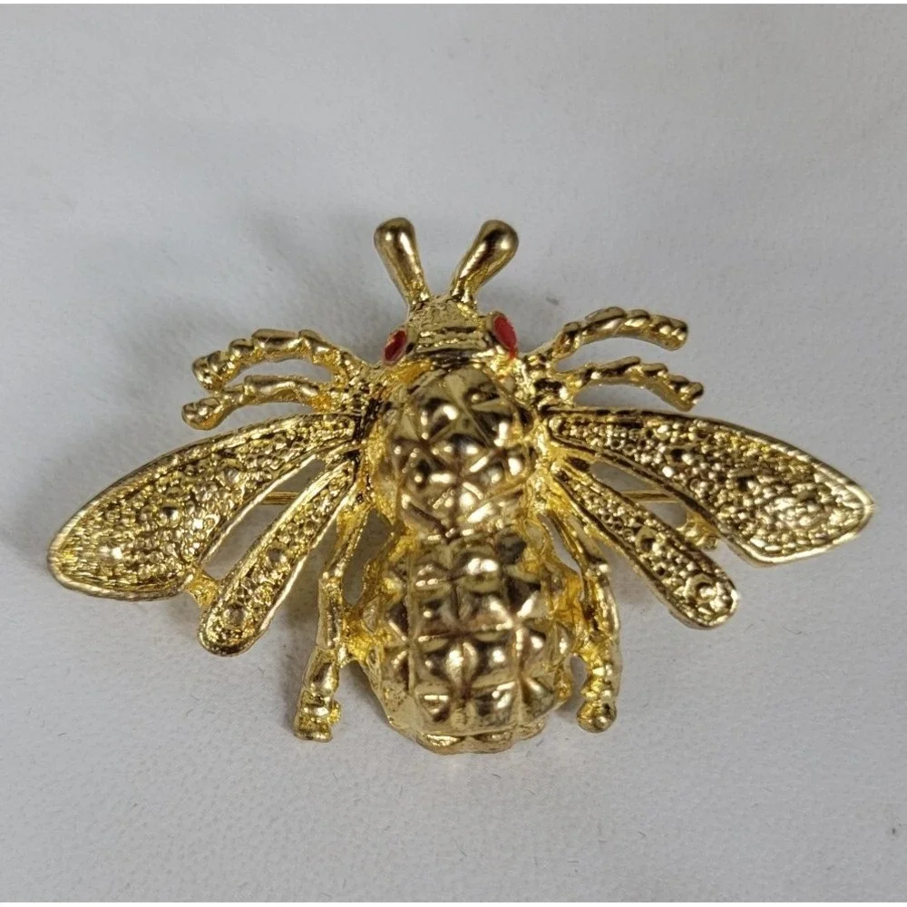 Gaudy Gold Good Luck Bug Pin, 1980s Brooch, Insect‎ Beetle Big Flying